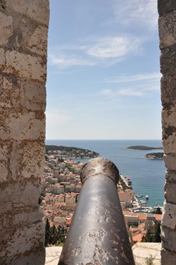Blick aus einem Fenster mit Kanonenrohr auf der Burg Hvar auf der kroatischen Insel Hvar