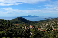 Traumhafter Panoramablick über die Insel Hvar und das sie umrahmende Meer.