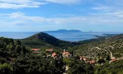 Traumhafter Panoramablick über die Insel Hvar und das sie umrahmende Meer.