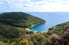 Traumhafter Blick über die Bucht "Pupnatska Luka" (= Hafen von Pupnat), der zu den beliebtesten Stränden auf der Insel Korčula gehört.