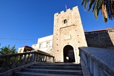 Einer der insgesamt vier historischen Tor-Türme der Stadt Korčula auf der gleichnamigen Insel.