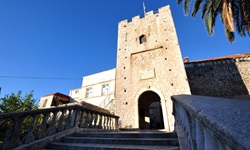 Einer der insgesamt vier historischen Tor-Türme der Stadt Korčula auf der gleichnamigen Insel.