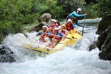 Eine Touristengruppe unternimmt mit einem gelben Schlauchboot eine Rafting-Tour auf dem Fluss Cetina in Süddalmatien.