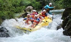 Eine Touristengruppe unternimmt mit einem gelben Schlauchboot eine Rafting-Tour auf dem Fluss Cetina in Süddalmatien.