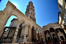 Der Turm der Kathedrale Sankt Domnius überragt die Mauern des Diokletianpalastes von Split.