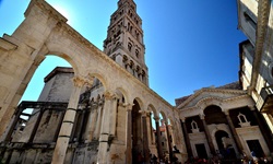 Der Turm der Kathedrale Sankt Domnius überragt die Mauern des Diokletianpalastes von Split.