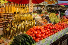 Ein Stand auf dem Obst- und Gemüsemarkt auf der Insel Split in Süddalmatien mit Gurken, Tomaten, Ölen, Trauben, Bananen und vielen weiteren Köstlichkeiten