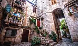Ein idyllisch-verträumter Winkel der Altstadt von Trogir.