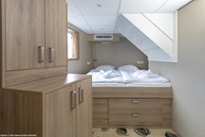 Blick in eine Superior-2-Bett-Kabine mit Doppelbett auf dem Hauptdeck der MS De Nassau.