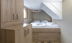 Blick in eine Superior-2-Bett-Kabine mit Doppelbett auf dem Hauptdeck der MS De Nassau.