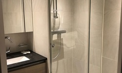 Eines der Bäder an Bord der MS De Willemstad mit Dusche, Waschbecken und Toilette.