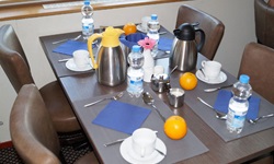 Schön gedeckter Frühstückstisch im Restaurant der MS De Willemstad.