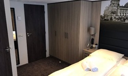 Blick in eine 2-Bett-Kabine auf dem Oberdeck der MS De Willemstad.