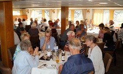 Das voll besetzte Restaurant der MS De Willemstad.