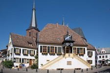 Das Rathaus von Deidesheim mit seiner imposanten Doppeltreppe.