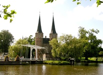 Der Oostport, eines der ehemaligen fünf Stadttore, mit seinen zwei Türmen in Delft