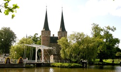 Der Oostport, eines der ehemaligen fünf Stadttore, mit seinen zwei Türmen in Delft