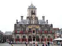 Das Rathaus in Delft mit roten Läden