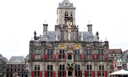 Das Rathaus in Delft mit roten Läden