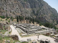 Der ehemalige Tempel des Apollon der einstigen Stadt Delphi in Griechenland