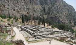 Der ehemalige Tempel des Apollon der einstigen Stadt Delphi in Griechenland
