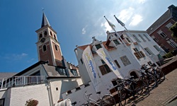 Im Zentrum von Dendermonde aufgereihte Fahrräder.