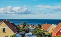 Blick über die bunten Häuser zum Meer auf Bornholm