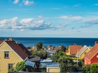 Blick über die bunten Dächer Bornholms zum Meer