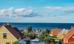 Blick über die bunten Dächer Bornholms zum Meer