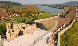 Burg Devin in der Vogelperspektive - dahinter fließt die Donau