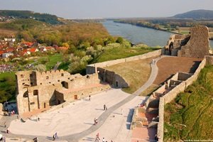 Luftbild der Burgruine Devin mit Blick zur Donau
