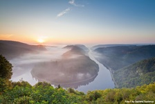 Blick auf die Saarschleife im Morgennebel