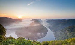 Morgennebel über der Saarschleife bei Mettlach.