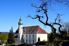 Die Friedhofskirche St. Johann in Dießen am Ammersee.