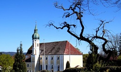 Die Friedhofskirche St. Johann in Dießen am Ammersee.