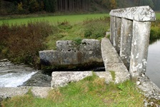 Blick auf die ehemalige römische Wasserstauanlage in Dietfurt