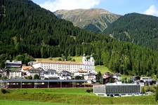 Blick auf den Bahnhof und den Ort Disentis