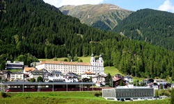 Blick auf den Bahnhof und den Ort Disentis
