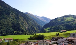 Blick über Disentis und die Landschaft