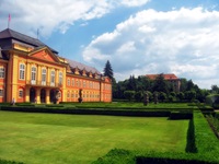 Blick auf ein Barockschloss mit Parkanlage in Tschechien