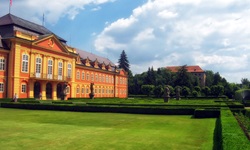 Blick auf ein Barockschloss mit Parkanlage in Tschechien