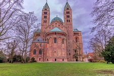 Rückansicht der Domkirche St. Maria und St. Stephan in Speyer.