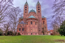 Rückansicht der Domkirche St. Maria und St. Stephan in Speyer.