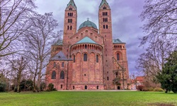 Rückansicht der Domkirche St. Maria und St. Stephan in Speyer.