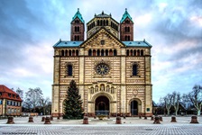 Die Fassade des Doms zu Speyer.