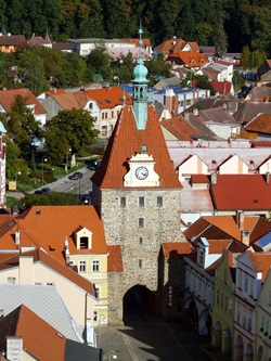 Blick auf ein Stadttor in Domazlice in Tschechien