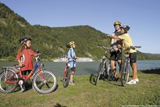 Eien Familie mit zwei Kindern macht eine Pause an der Donau bei Aschach