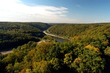 Blick auf die Donaulandschaft bei Kelheim, wie sie sich durch die Wälder schlängelt