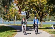 Ein Radlerpärchen auf dem Donauradweg bei Schlögen.