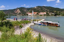 Eine Radlergruppe beim Stift Dürnstein in der Wachau.